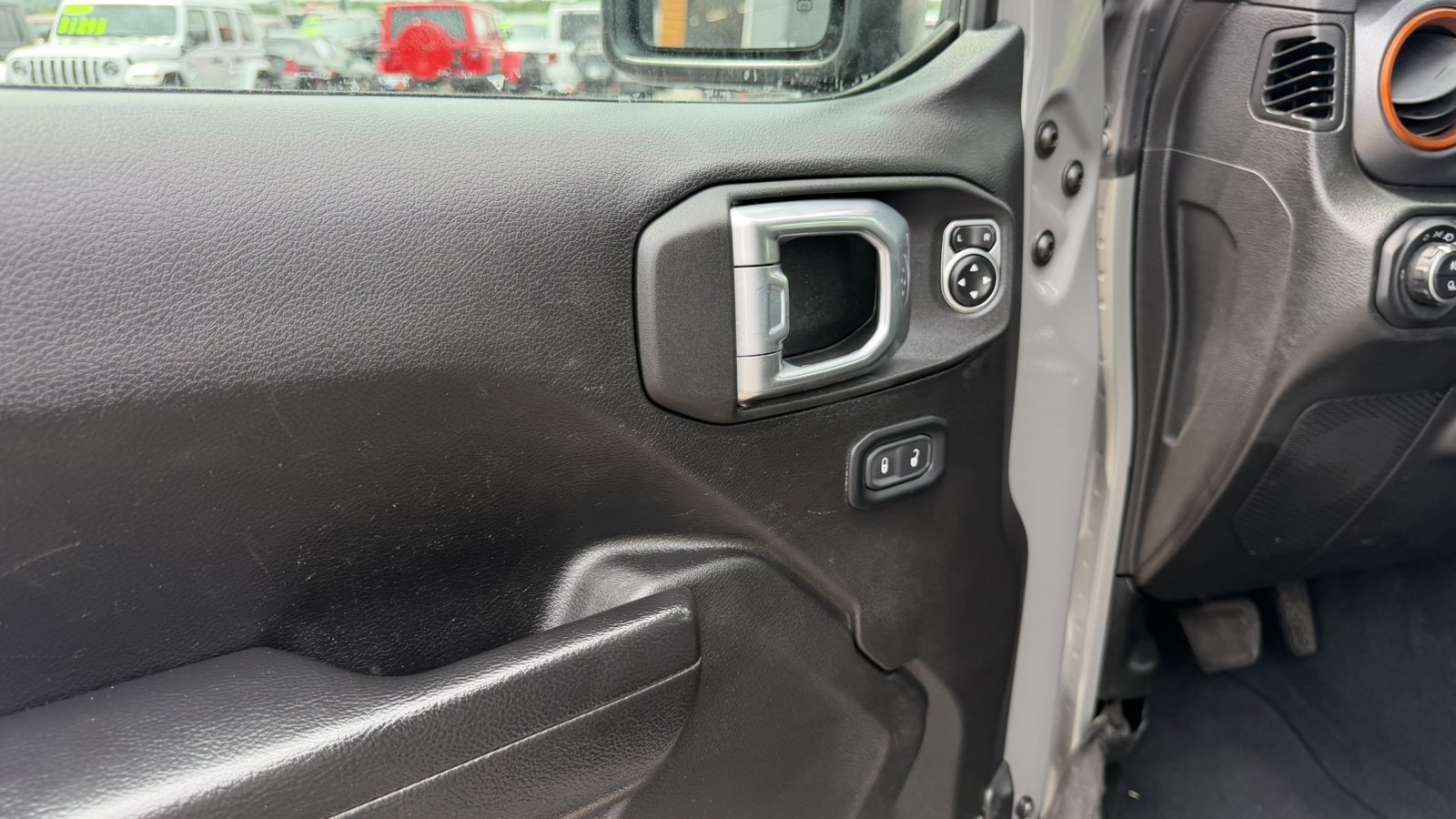 Used 2022 Sting-Gray Clearcoat Jeep Mojave image 10