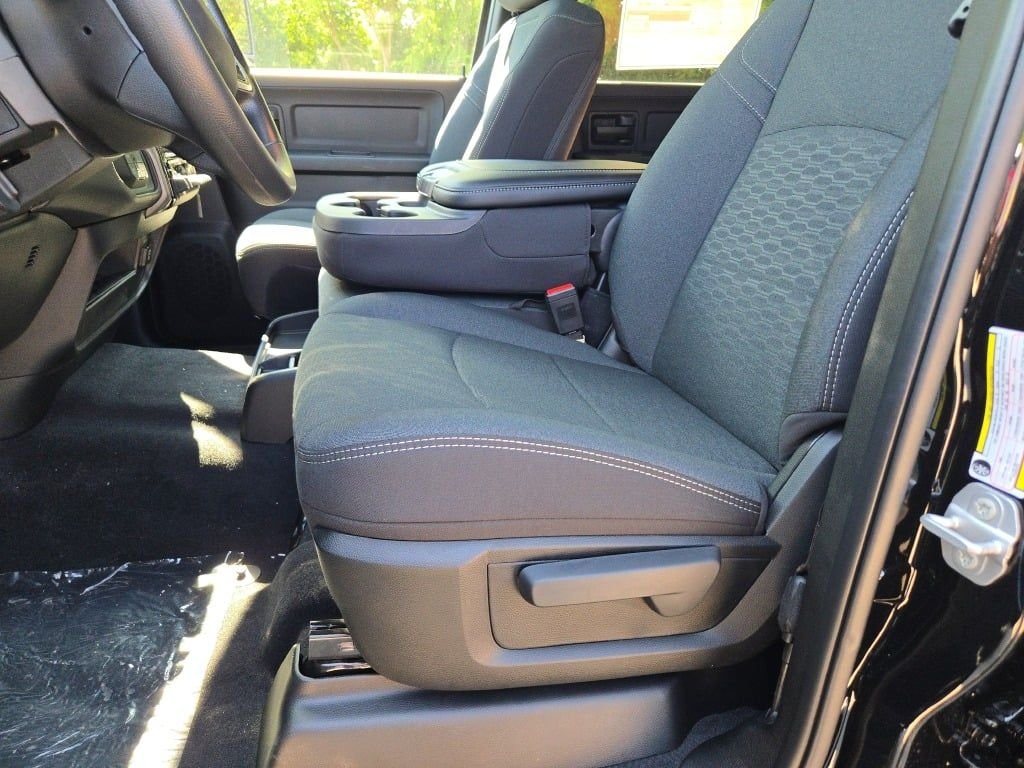 New 2026 Diamond Black Crystal Pearl-Coat Exterior Paint RAM Tradesman image 22