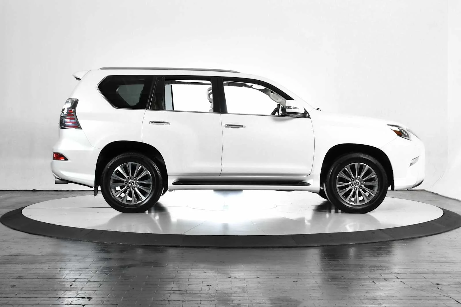 Used 2023 Eminent White Pearl Lexus Luxury image 8