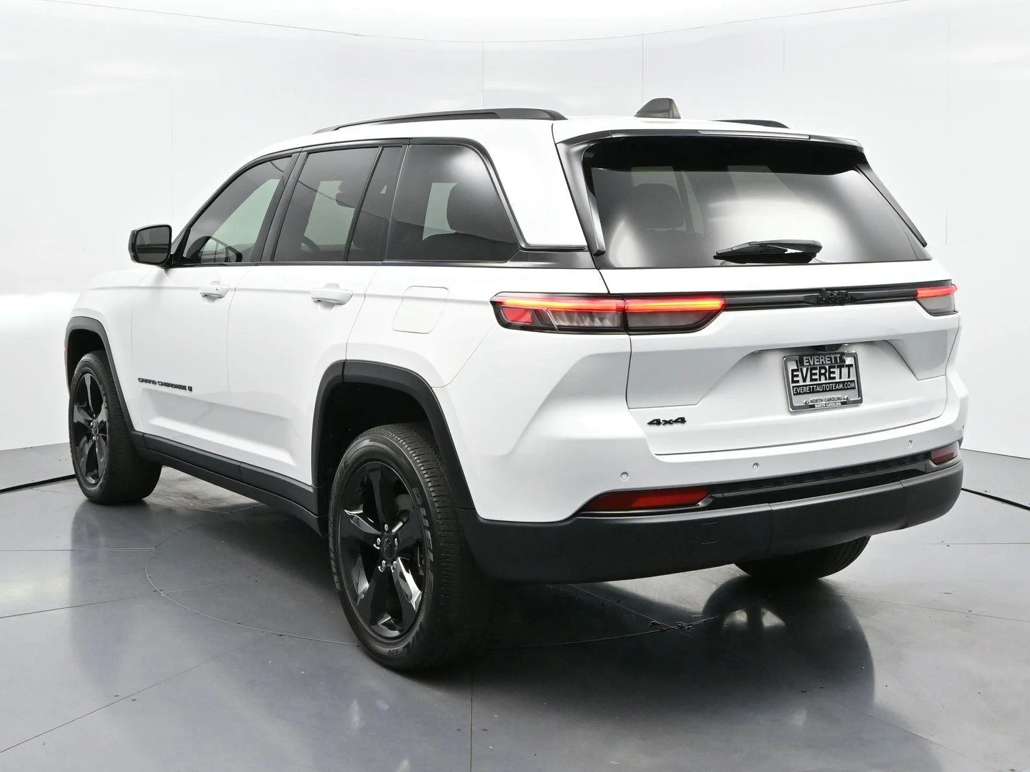 Used 2023 White Jeep Altitude image 5