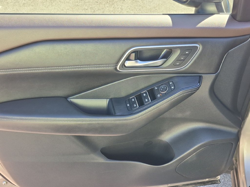 Used 2022 Gold Nissan Platinum image 13