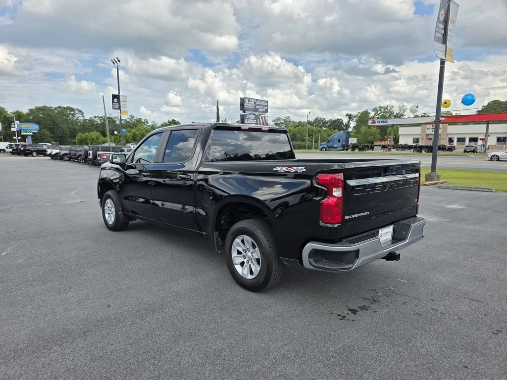 Used 2025 Black Chevrolet LT image 3