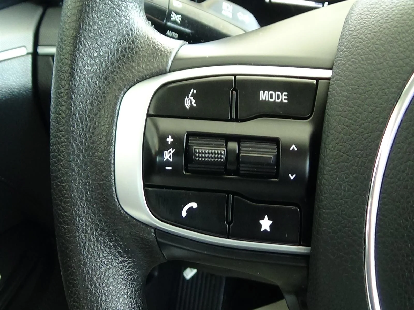 Used 2025 Snow White Pearl (swp) Kia LXS image 20
