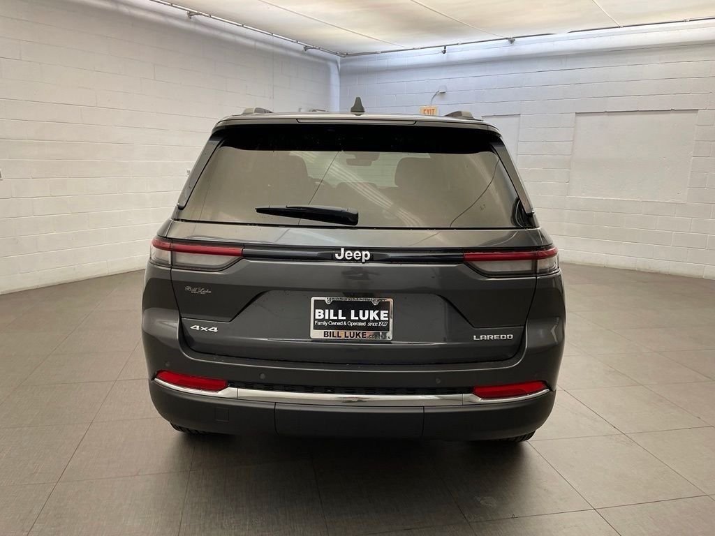 New 2026 Baltic Gray Metallic Clear-Coat Exterior Paint Jeep Laredo X image 4