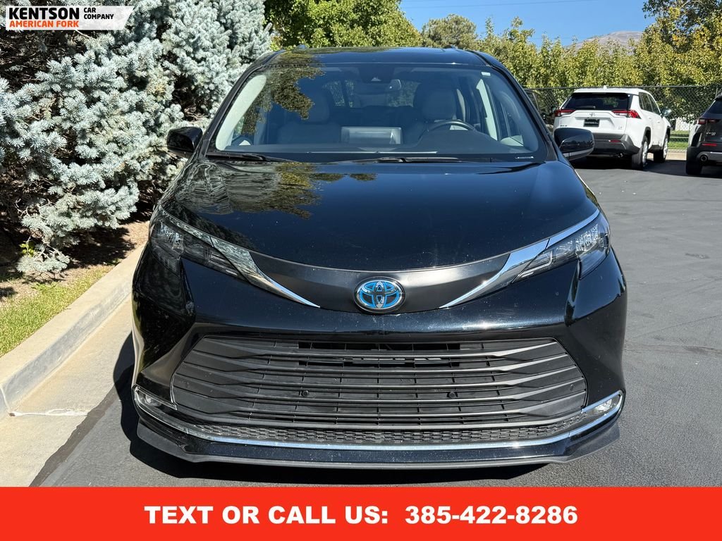 2024 Toyota Sienna XLE photo 2