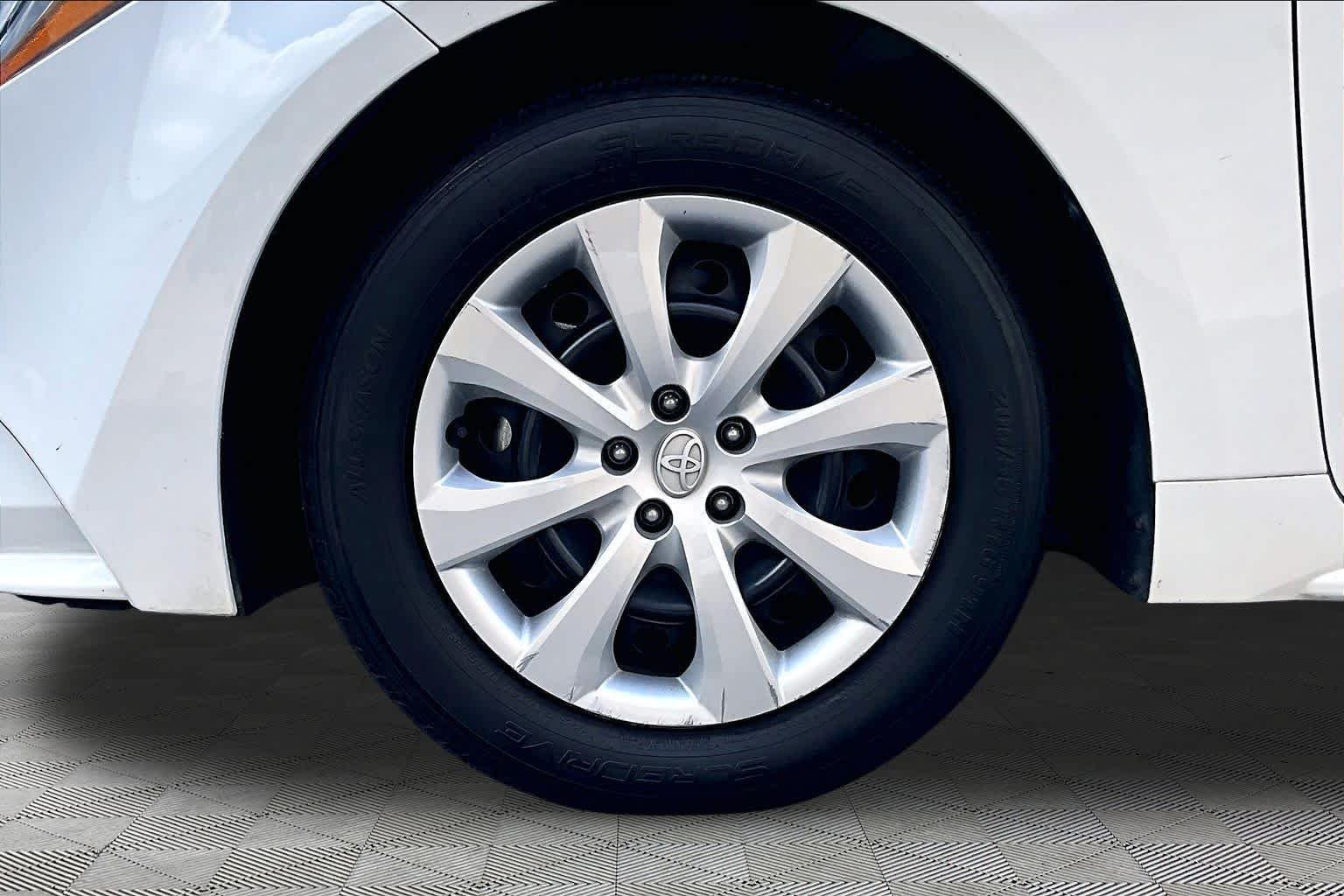 Used 2025 Ice Cap Toyota LE image 10