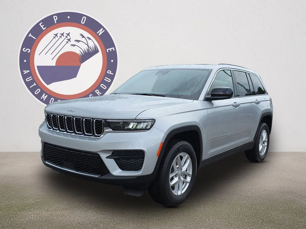 New 2026 Silver Zynith Exterior Paint Jeep Laredo X image 2