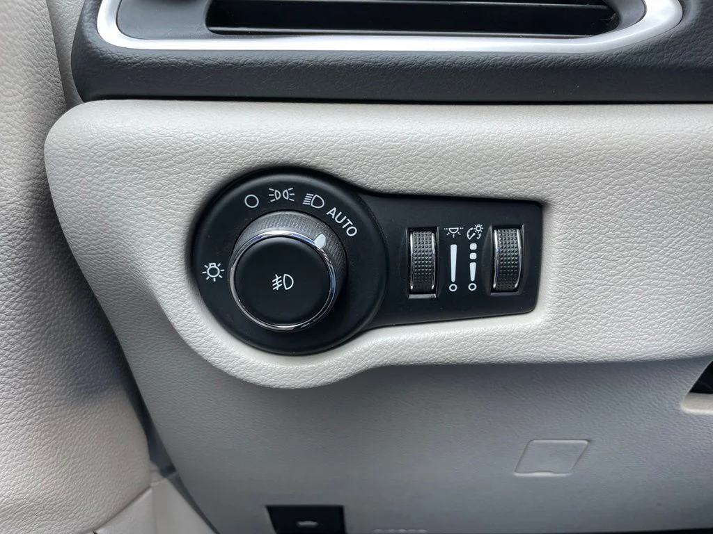 Used 2023 Ceramic Gray Clearcoat Chrysler Touring L image 38