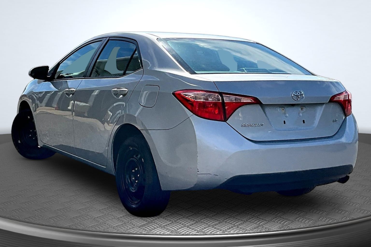Used 2017 Silver Toyota LE image 5