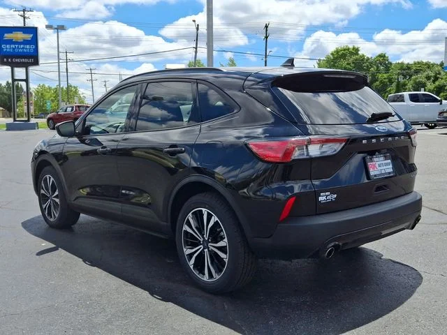 Used 2022 Black Ford SE image 5