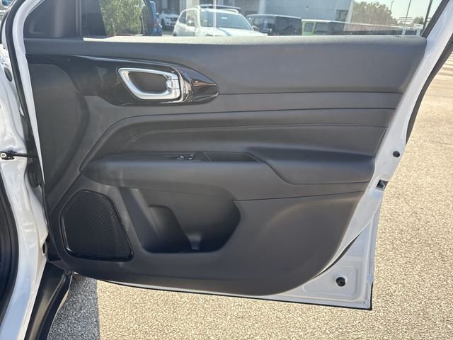 New 2026 White Jeep Latitude image 14