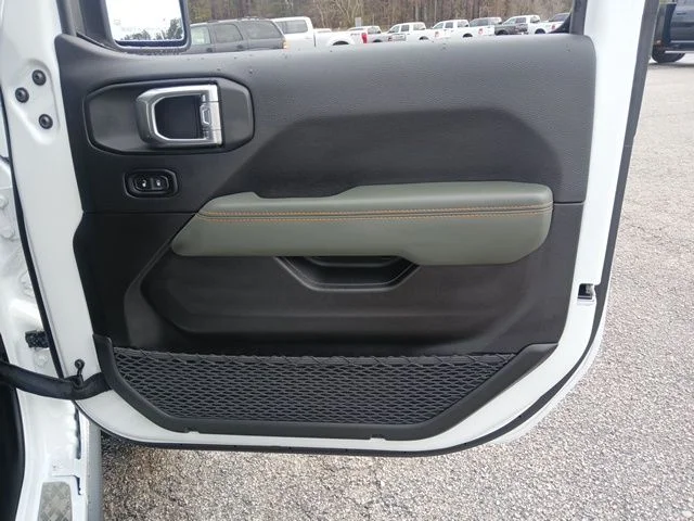 New 2026 Bright White Clear-Coat Exterior Paint Jeep Mojave X image 32