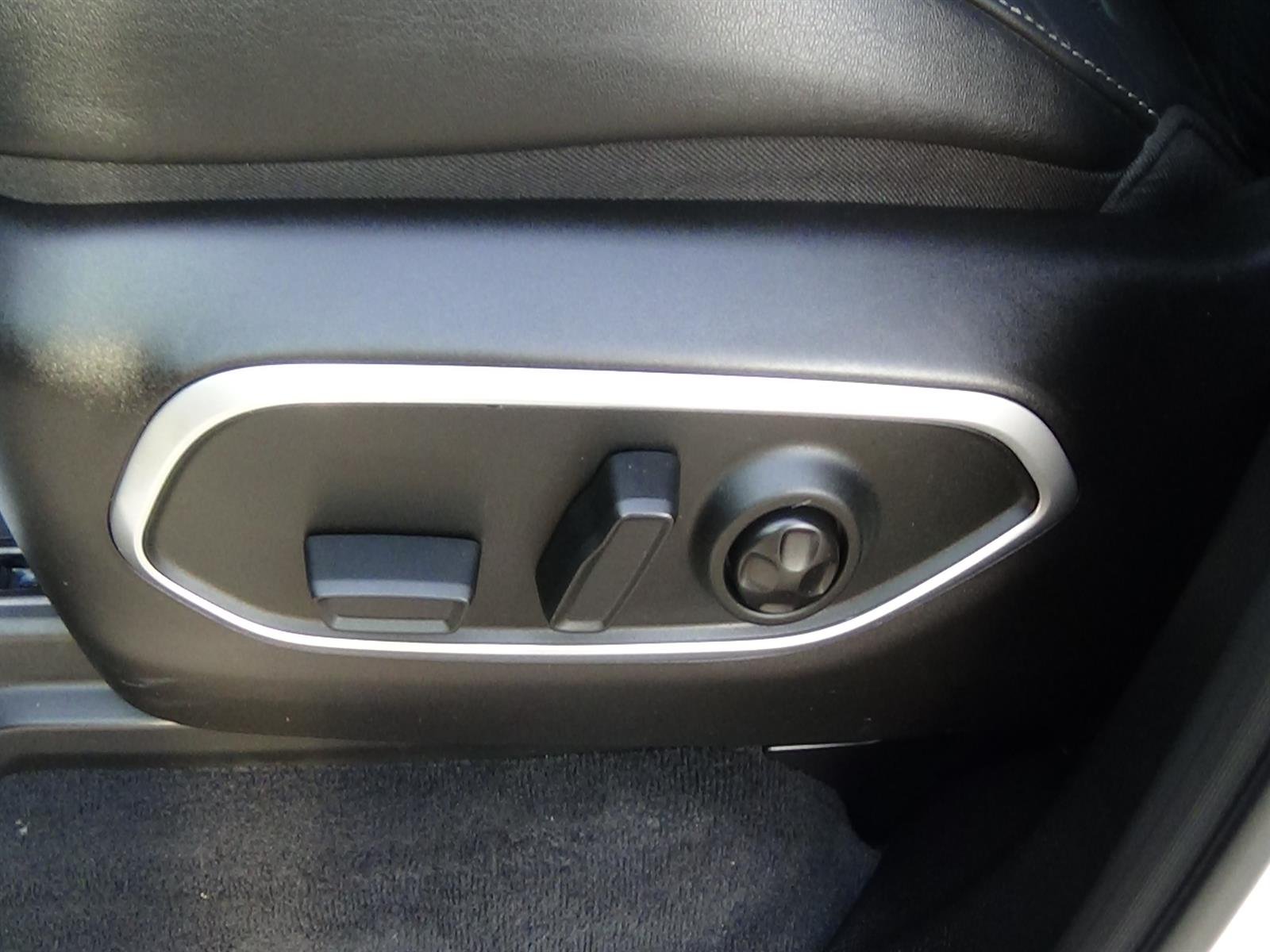 Used 2025 Bright White Clear Coat (pw7) Jeep Base image 18