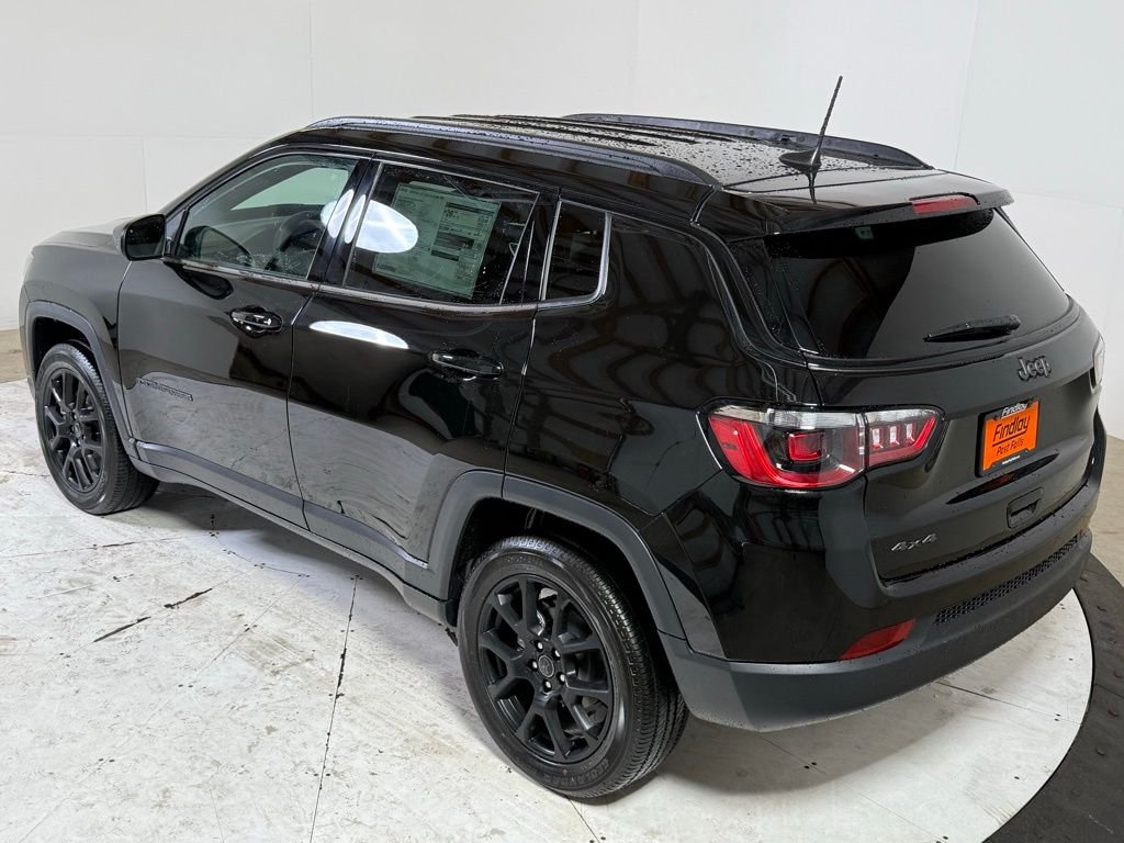 New 2026 Diamond Black Crystal Pearl-Coat Exterior Paint Jeep Latitude image 5