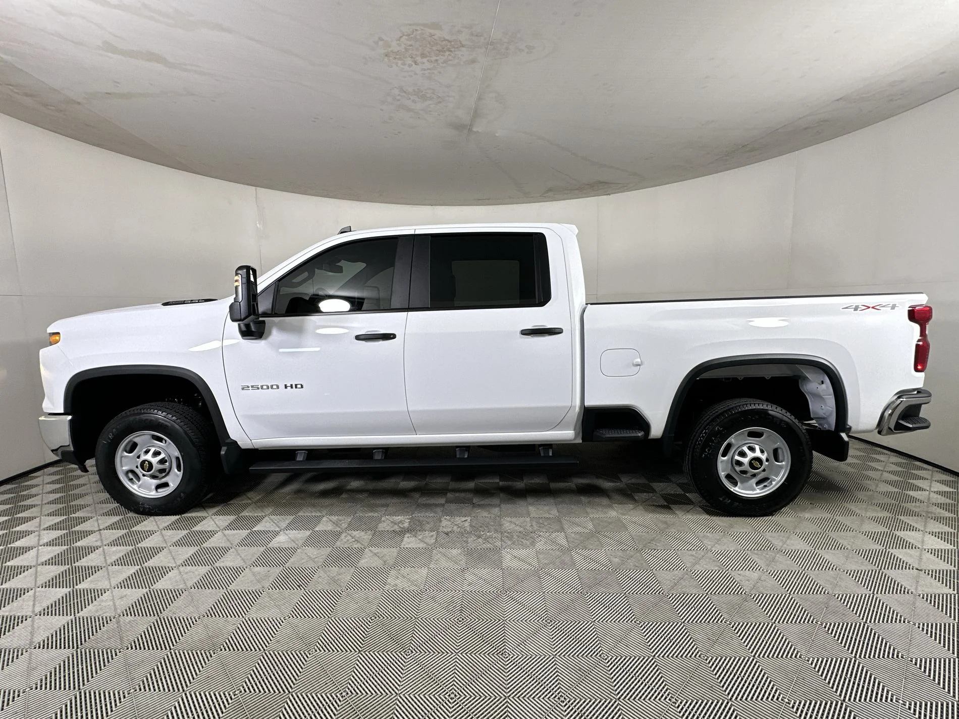 New 2026 Summit White Chevrolet WT image 5