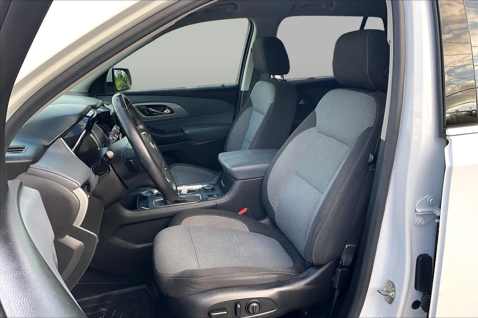 Used 2018 Summit White Chevrolet LT Cloth image 8