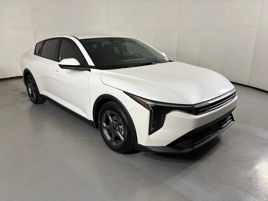 New 2026 Snow White Pearl Kia LXS image 2