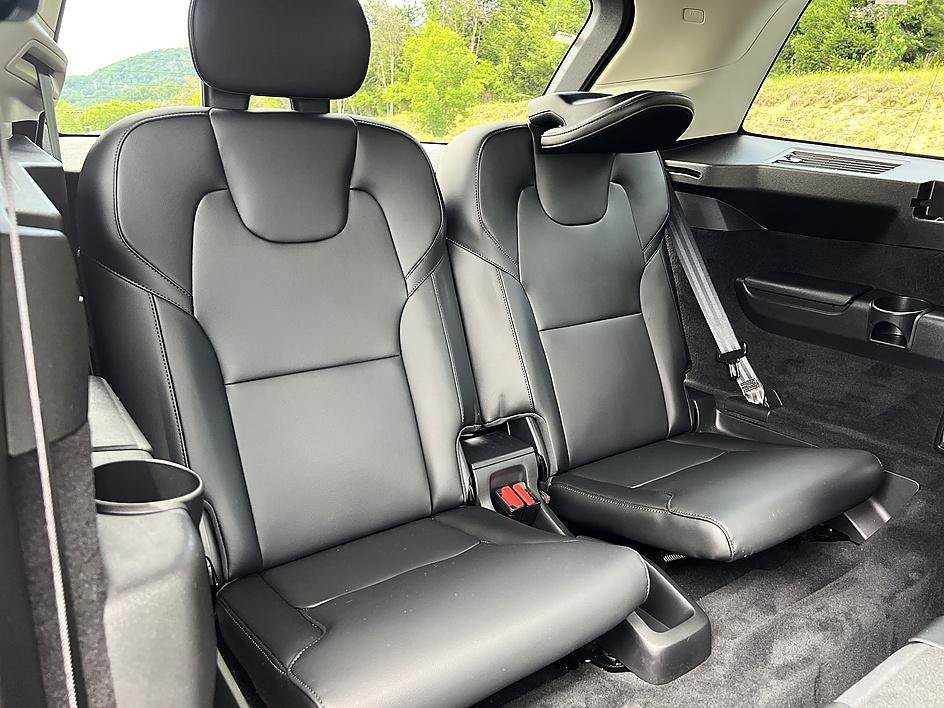 Used 2021 Onyx Black Metallic Volvo Momentum image 22