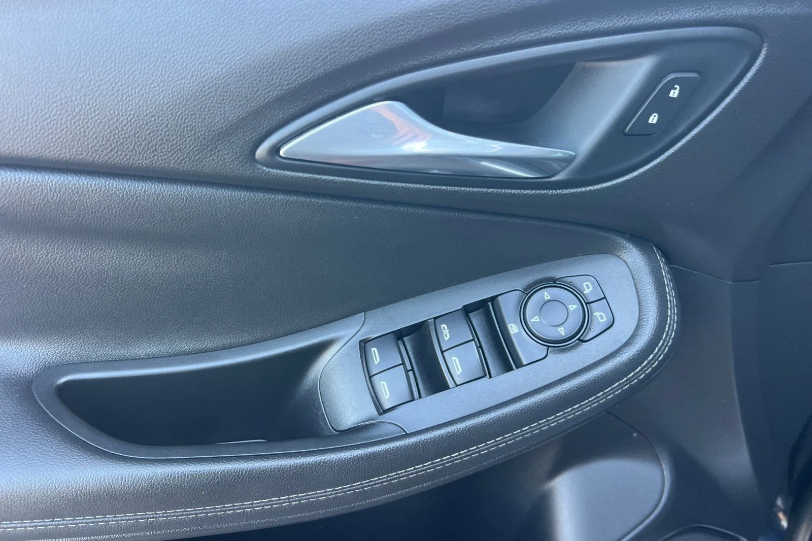 Used 2020 Blue Buick Preferred image 8
