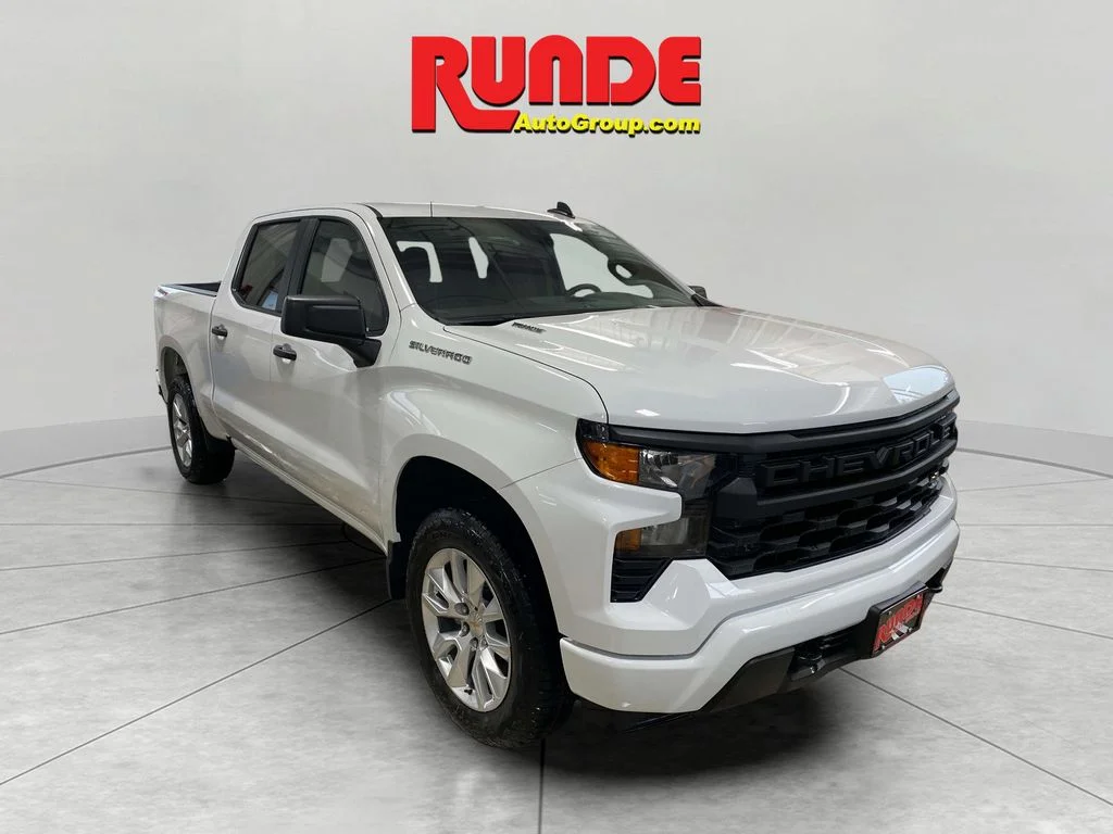 Used 2025 Summit White Chevrolet Custom image 5