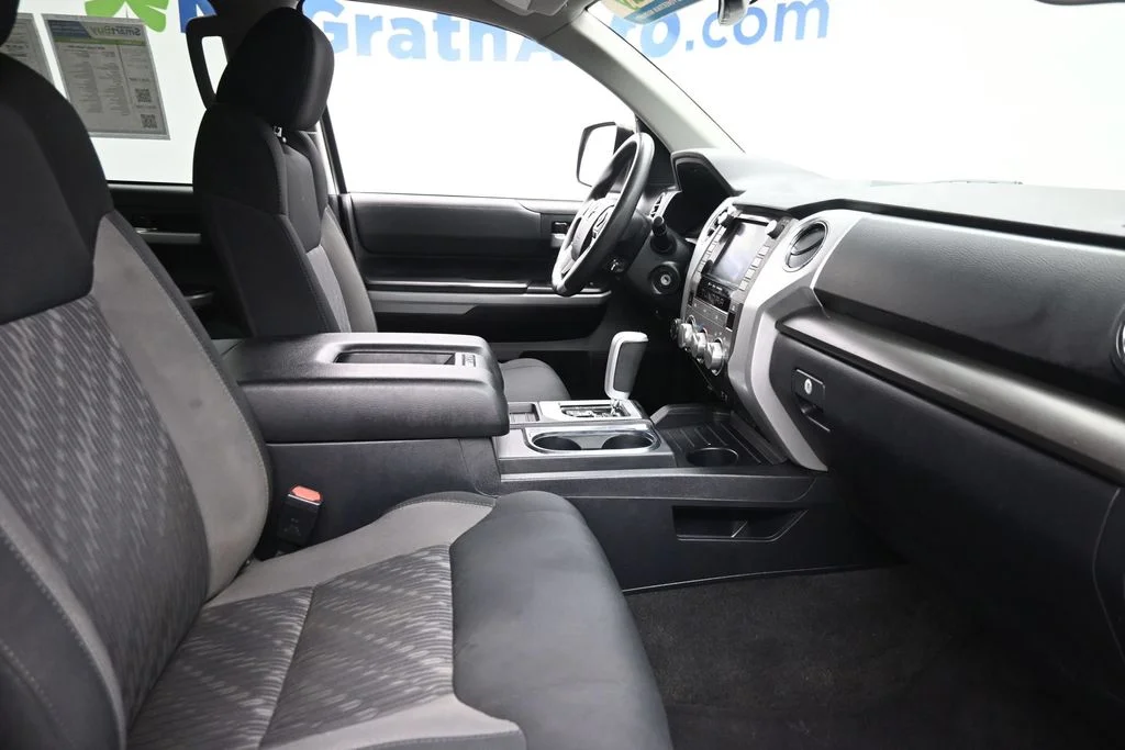 Used 2020 White Toyota SR5 image 9