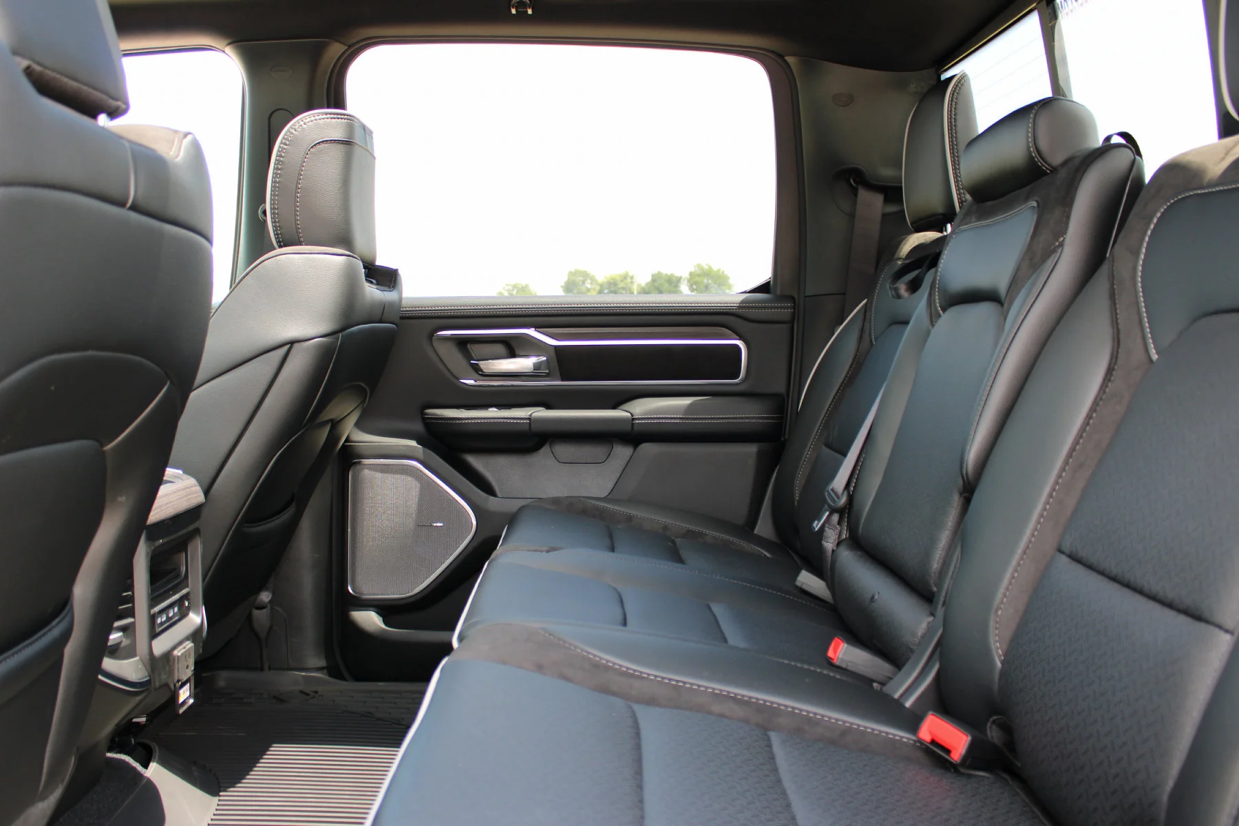 New 2026 Granite Crystal Metallic Clear-Coat Exterior Paint RAM Laramie image 23