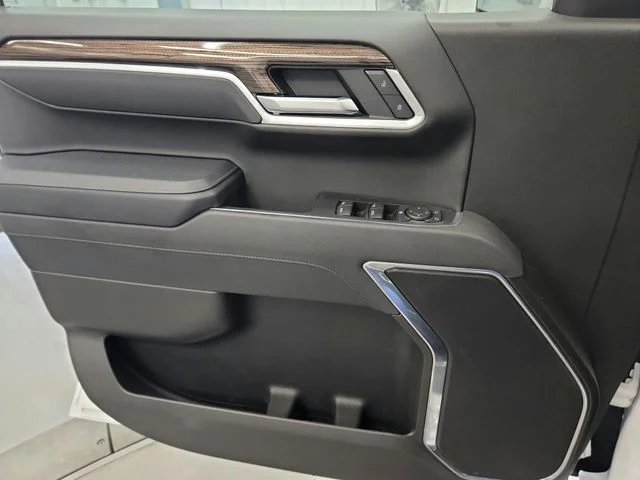 Used 2025 White Chevrolet RST image 27