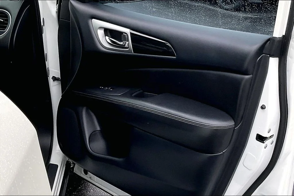 Used 2018 White Nissan SV image 27