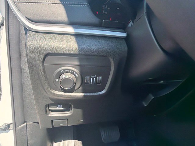 New 2026 Bright White Clear-Coat Exterior Paint Jeep Laredo X image 25