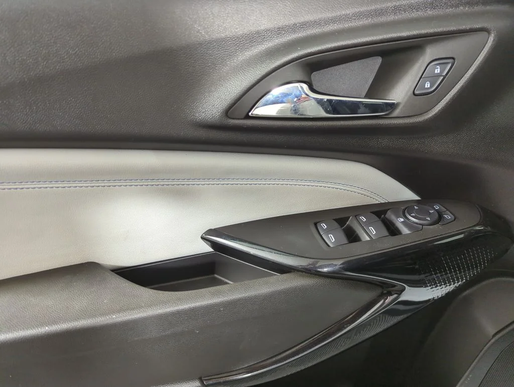 Used 2025 Summit White Chevrolet LT image 9
