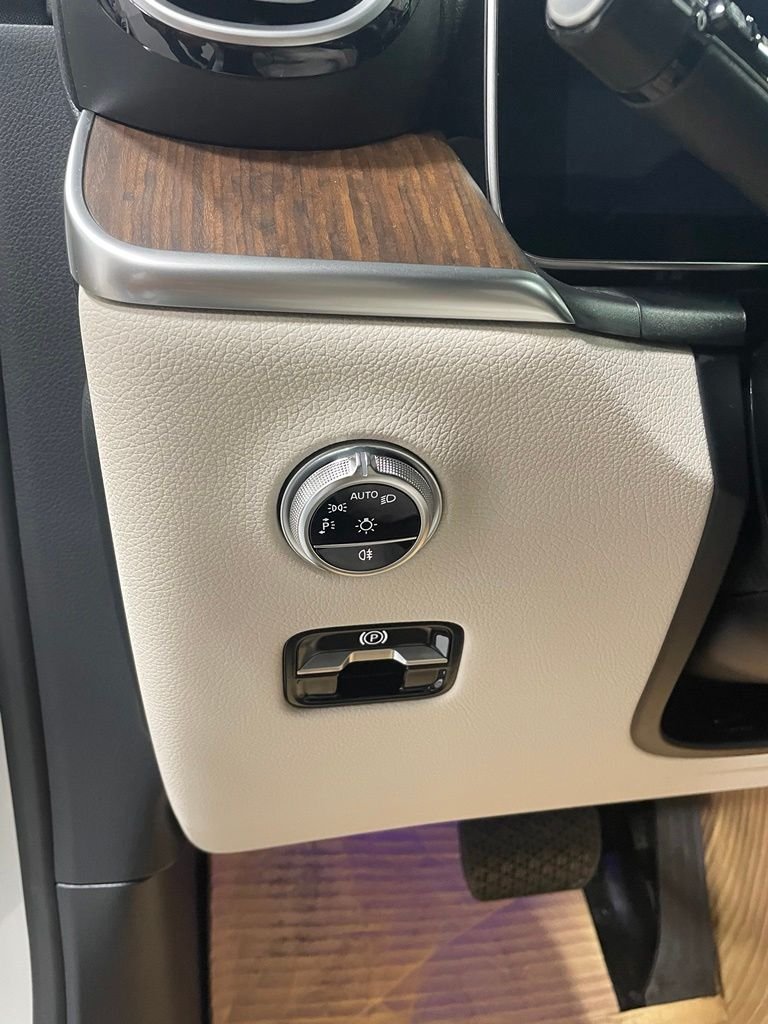 New 2027 White Mercedes-Benz GLC 300 image 11