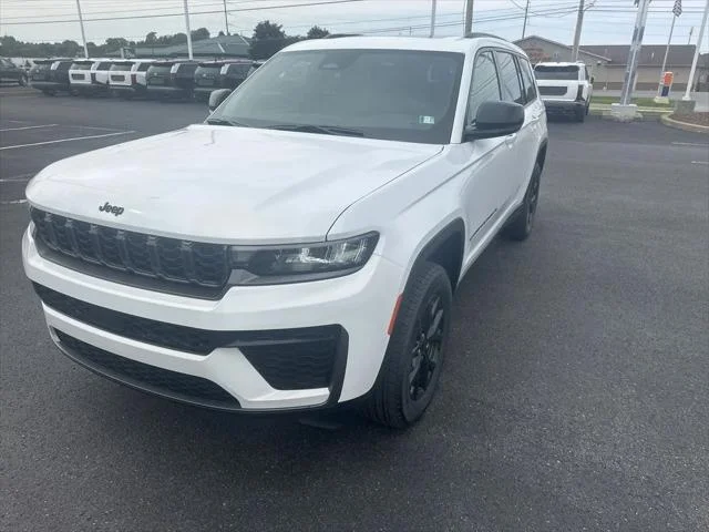 New 2026 Bright White Clear-Coat Exterior Paint Jeep Laredo image 4