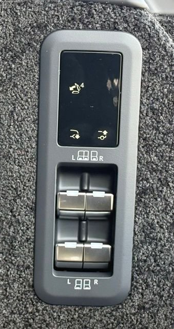 New 2026 Eiger Grey Land Rover SE image 47