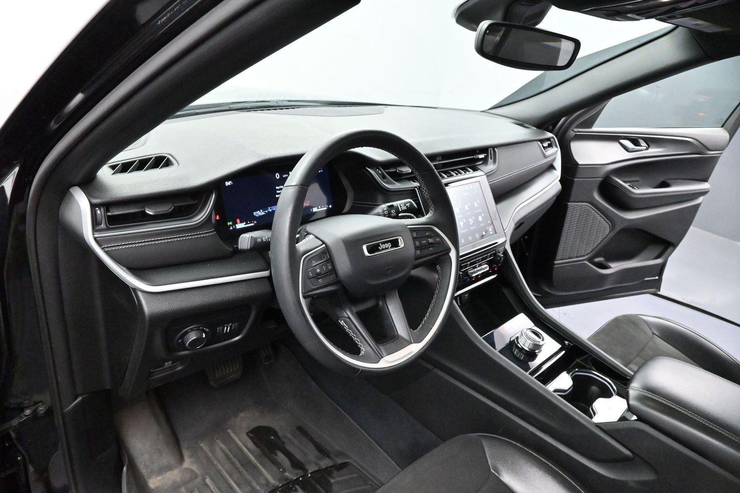 Used 2023 Diamond Black Crystal Pearlcoat Jeep Altitude image 12
