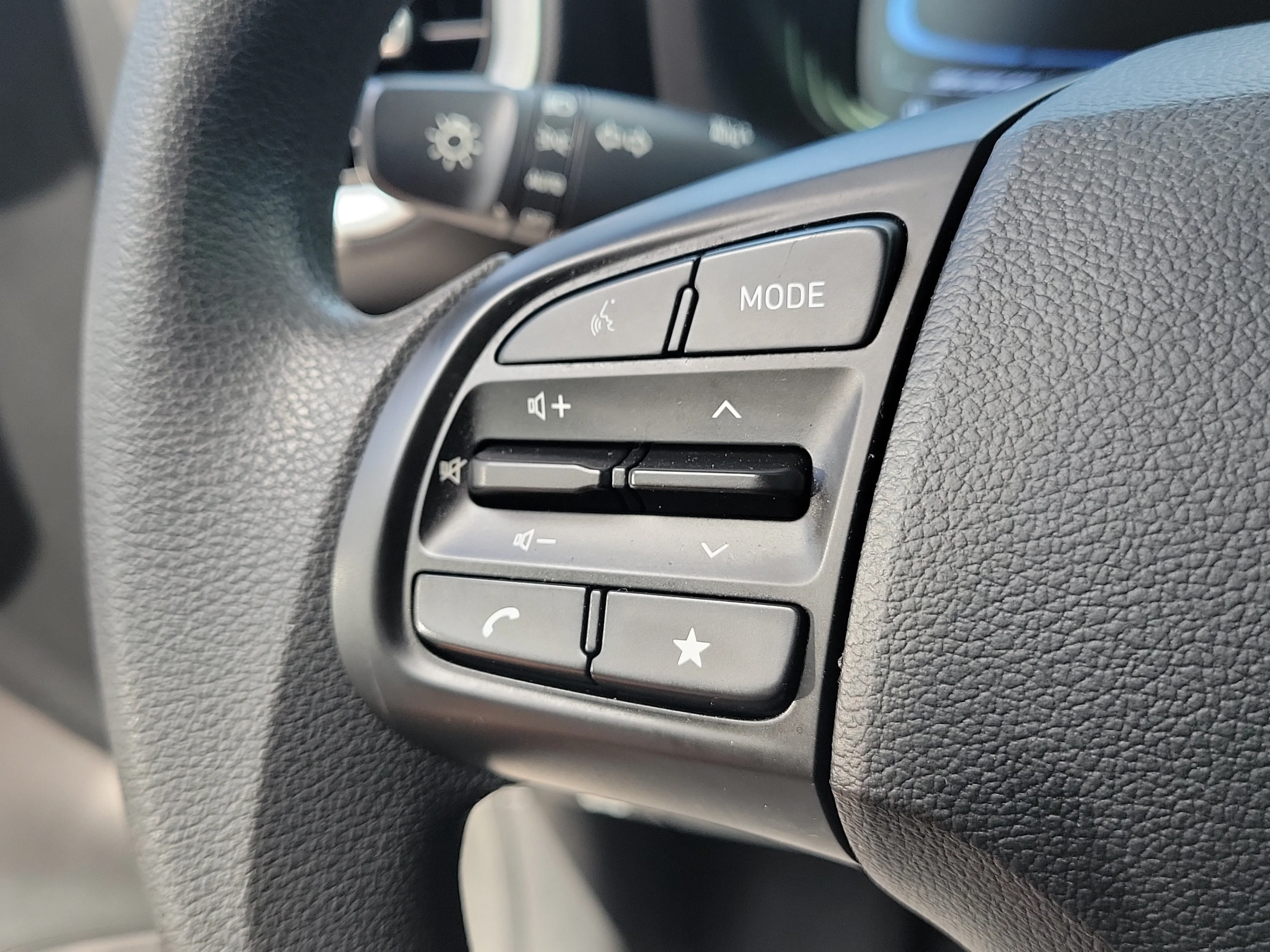 Used 2025 Shimmering Silver Hyundai SE image 23