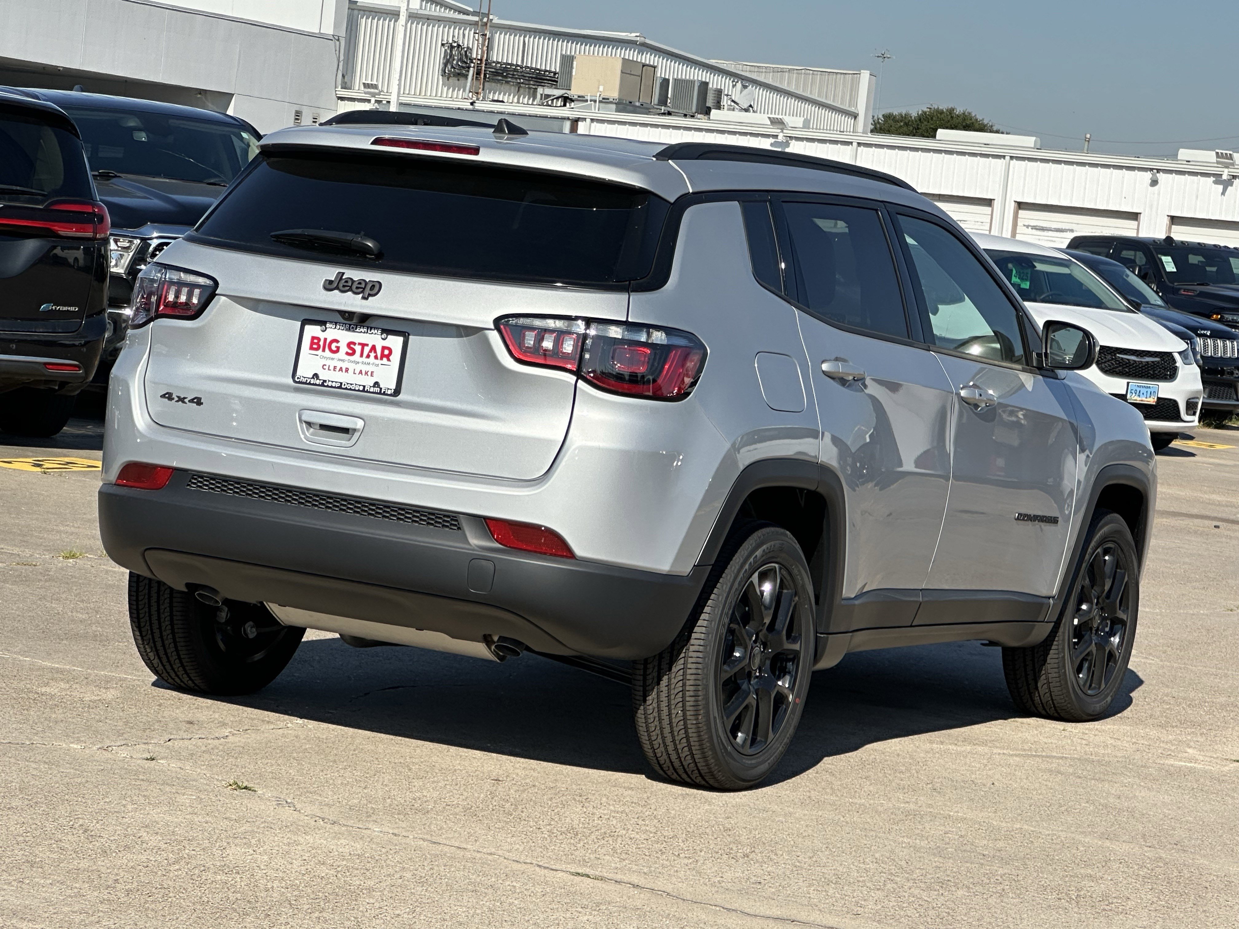 New 2026 Silver Zynith Metallic Clear-Coat Exterior Paint Jeep Latitude Altitude image 5