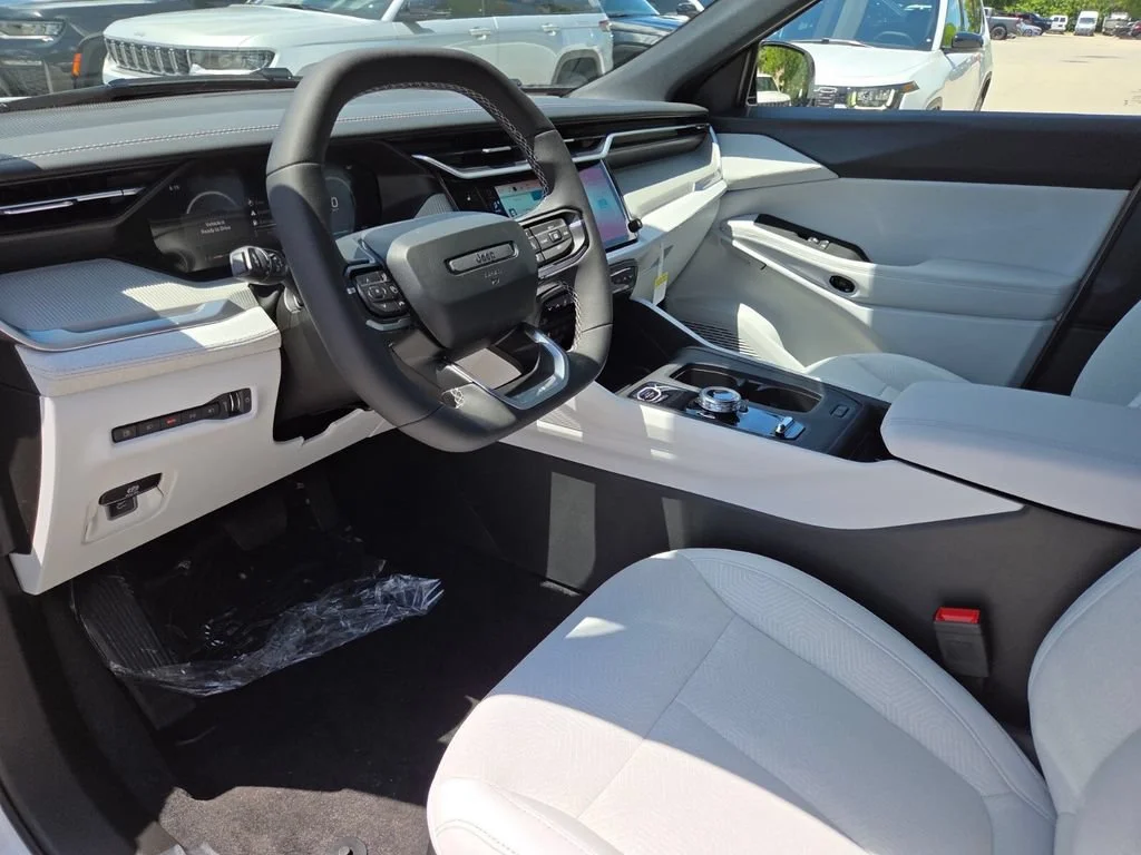 New 2026 Bright White Clear-Coat Exterior Paint Jeep Laredo image 14