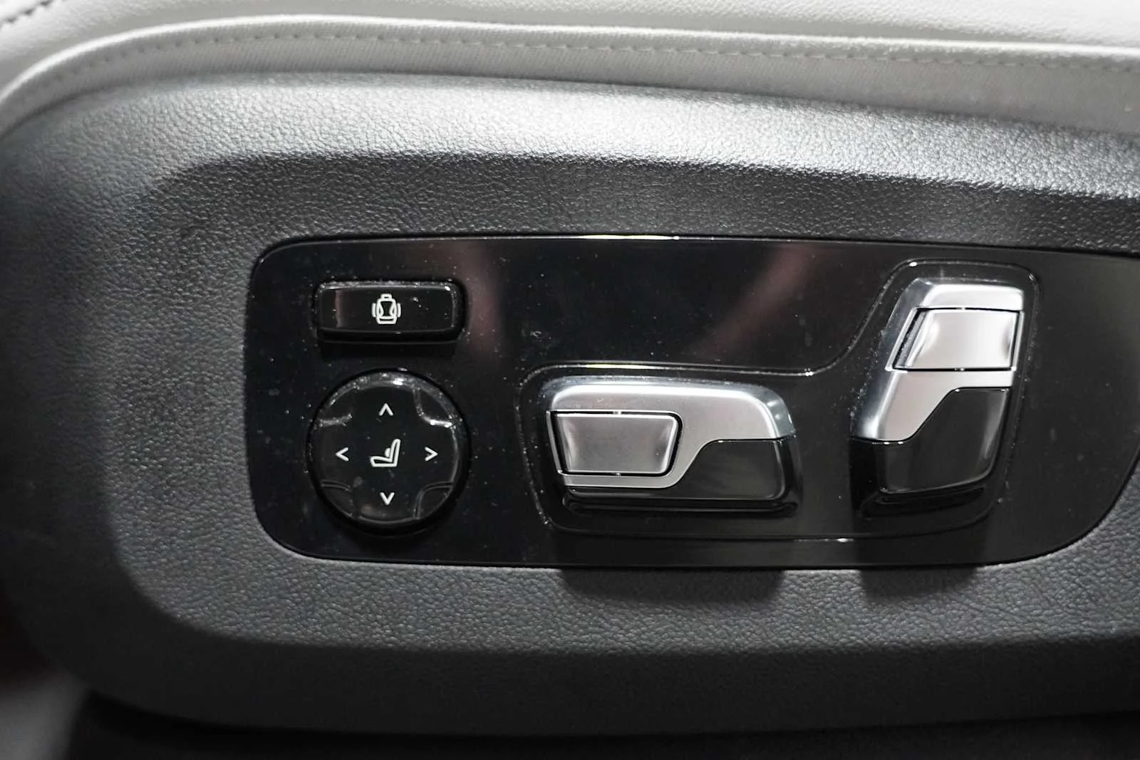 Certified Used 2025 Alpine White BMW xDrive40i image 13