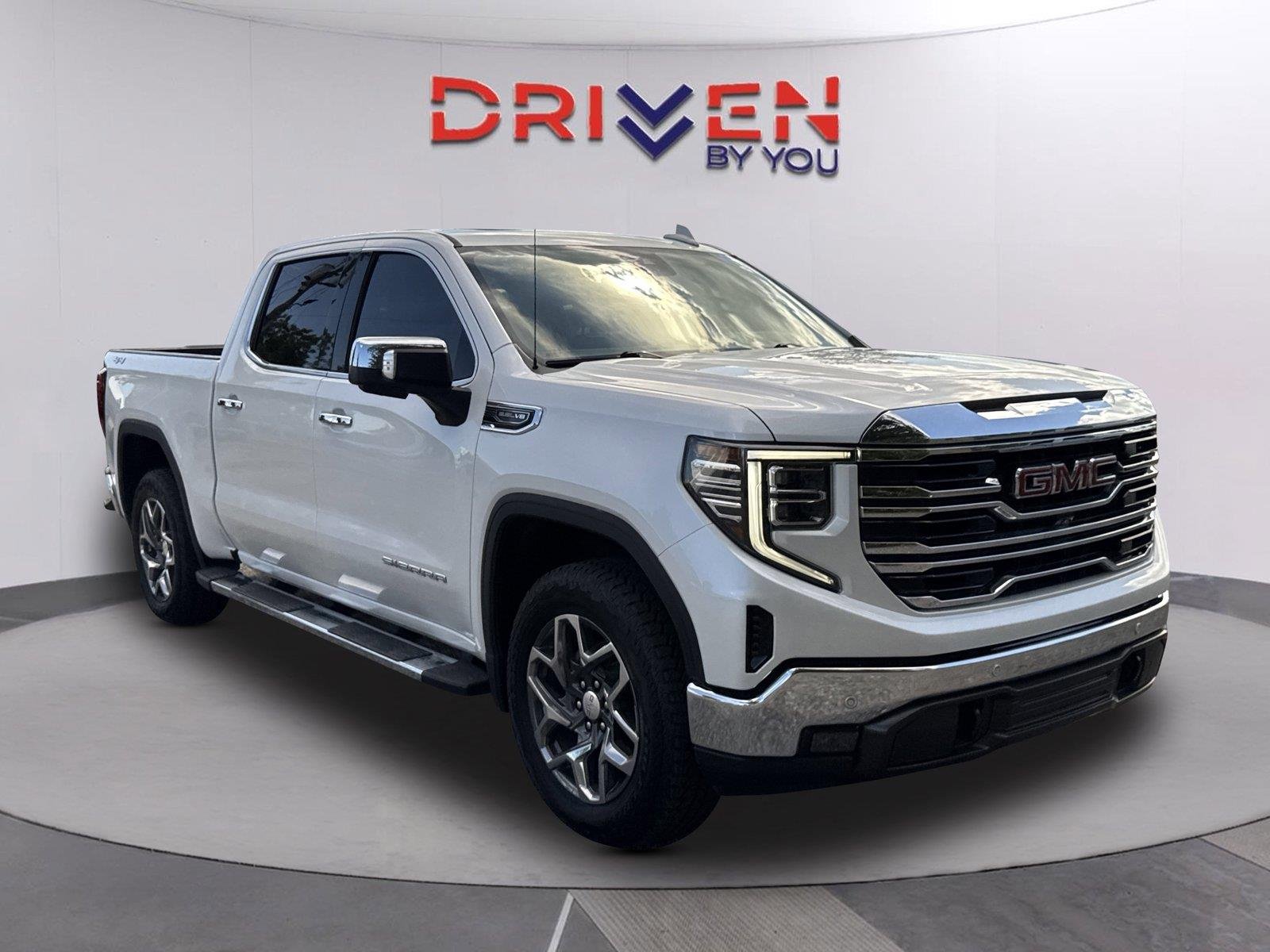 Used 2024 White Frost Tricoat GMC SLT image 2