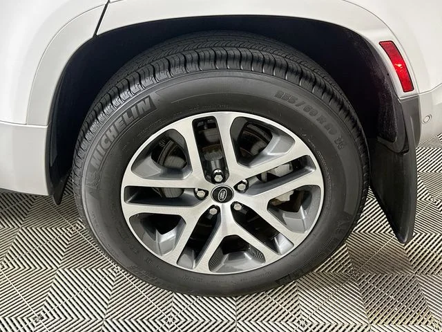 Certified Used 2023 White Land Rover SE image 22