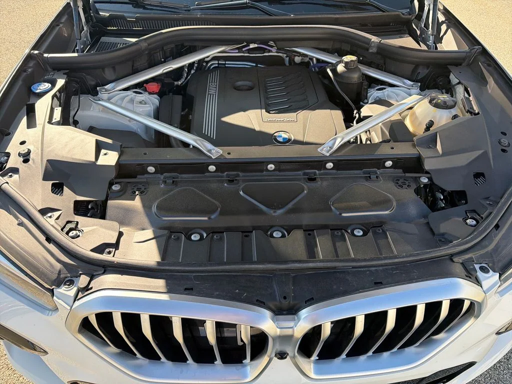 Used 2021 White BMW xDrive40i image 25