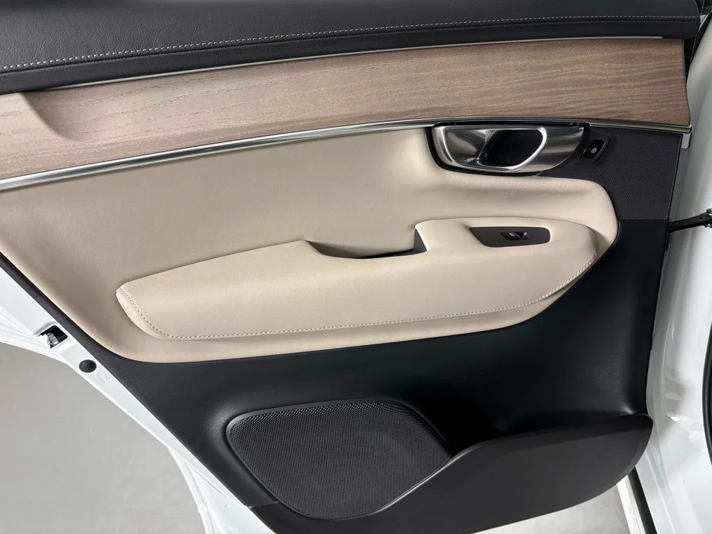 New 2026 White Volvo T8 Plus image 36