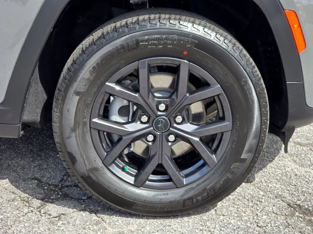 New 2027 Gray Jeep Laredo Altitude image 14