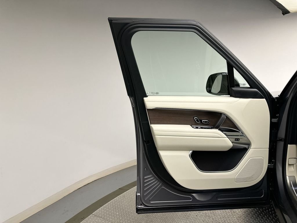 New 2026 Eiger Grey Metallic Land Rover SE image 9