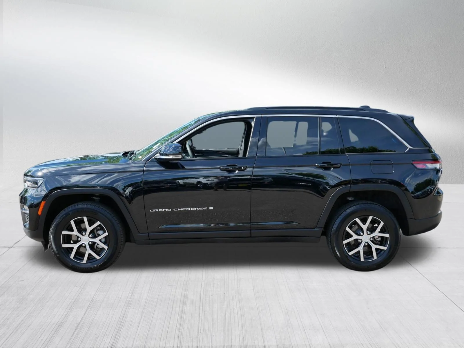 Used 2025 Diamond Black Crystal Pearlcoat Jeep Limited image 4