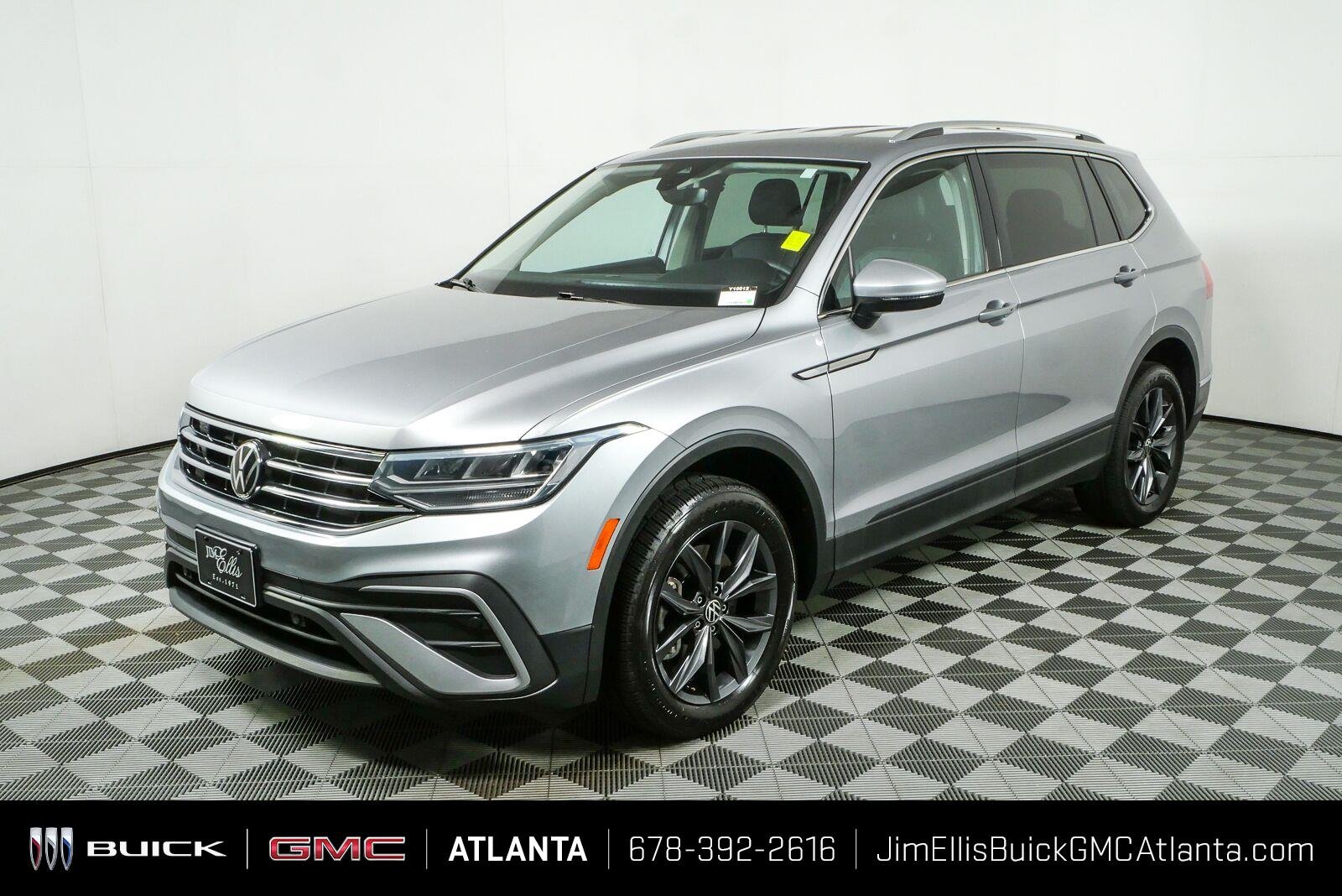 Used 2024 Pyrite Silver Metallic Volkswagen SE image 24
