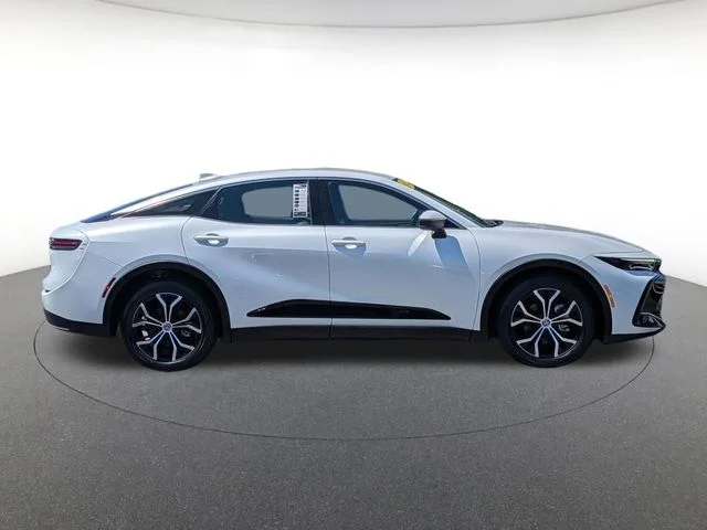 Used 2023 White Toyota XLE image 3