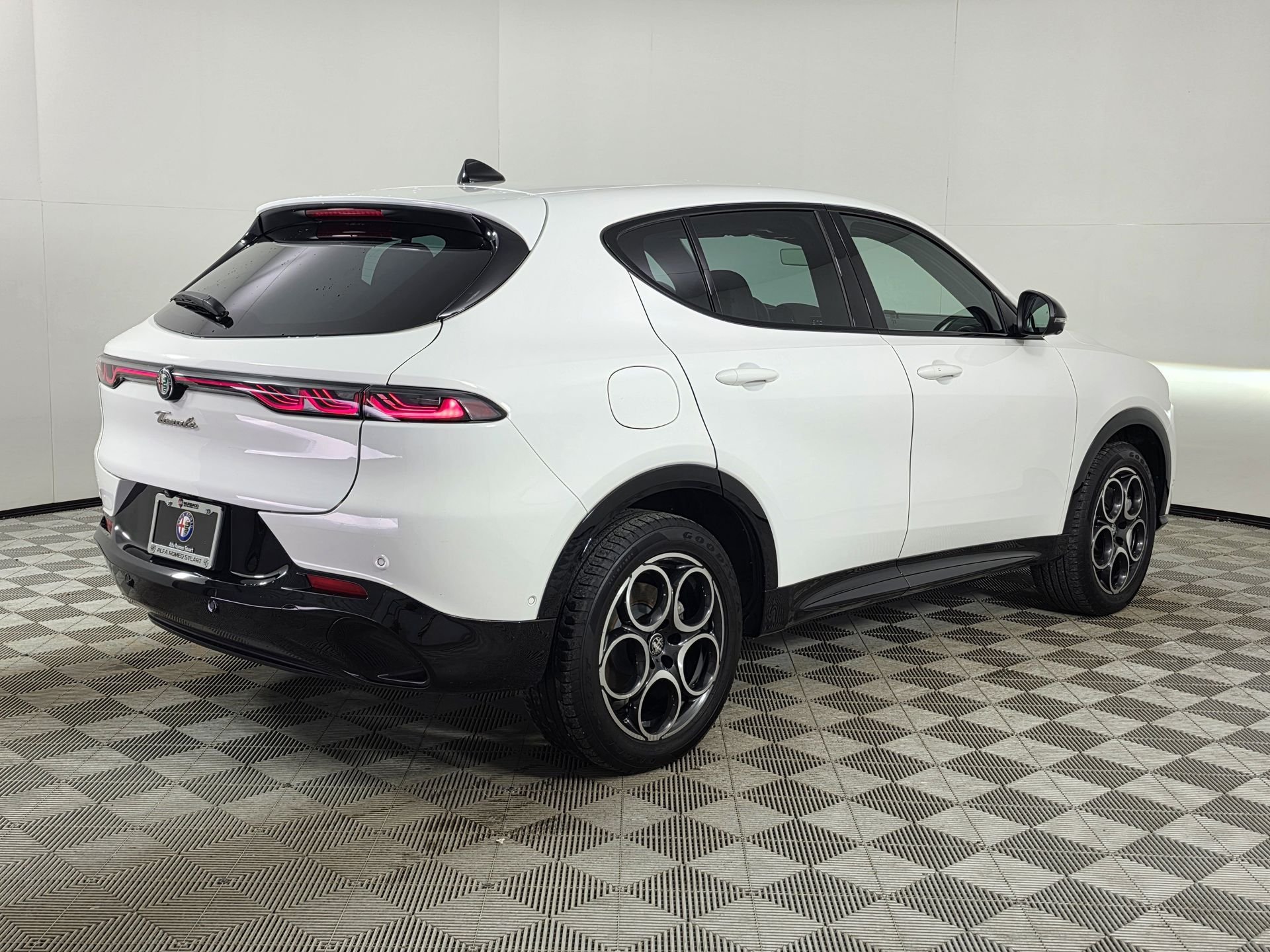 Used 2025 White Alfa Romeo Base image 7