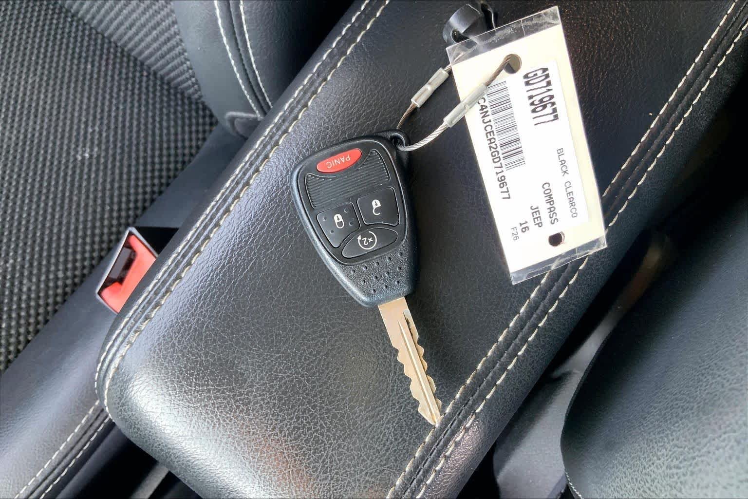 Used 2016 Black Clearcoat Jeep Latitude image 13