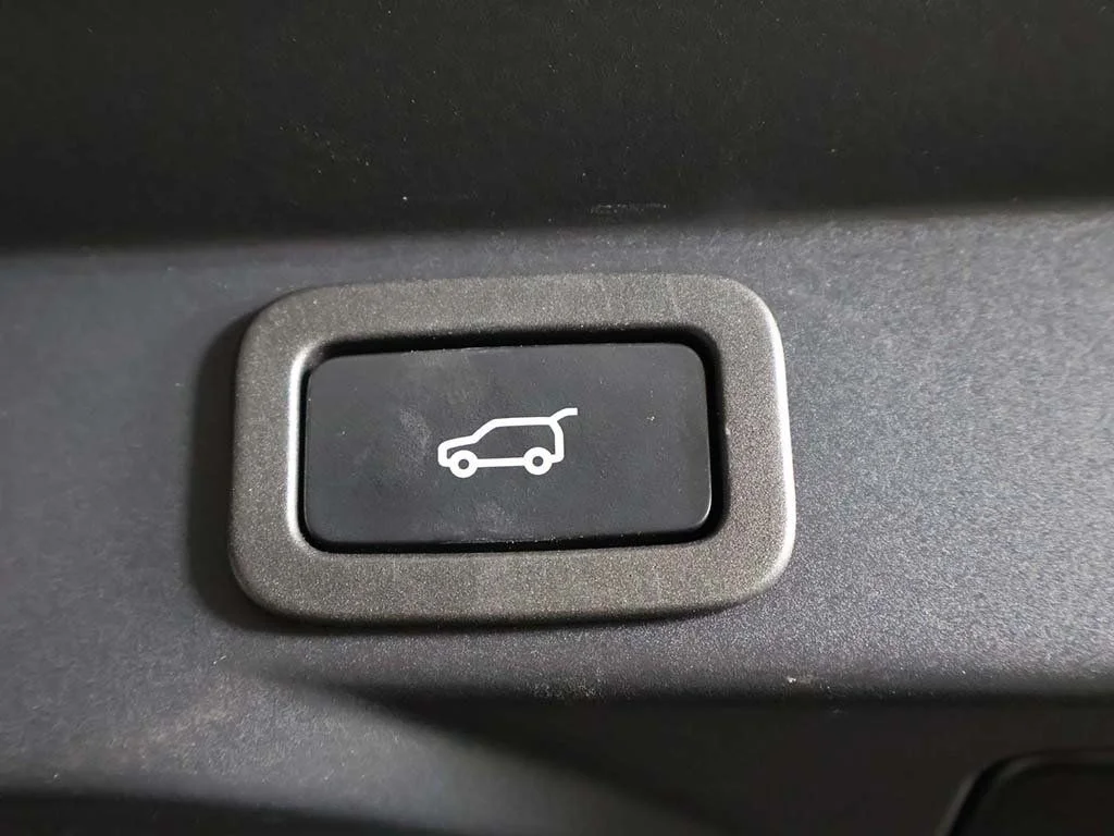 Used 2022 Gray Land Rover SVR image 25